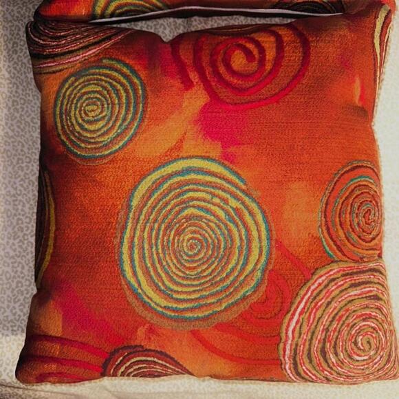 Pair of two Liora Manne Visions Multi-Spiral Grafitti Indoor/Outdoor pillows - Picture 3 of 6